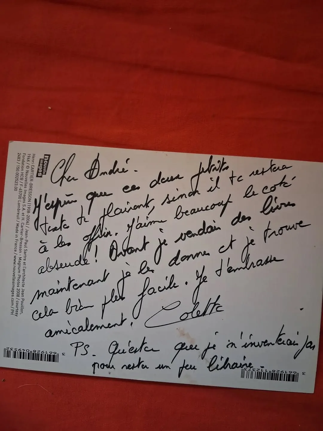 Une lettre manuscrite affichée sur le mur rouge de la librairie Libre Ère